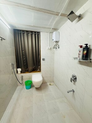 Een douche, handdoeken, zeep, shampoo