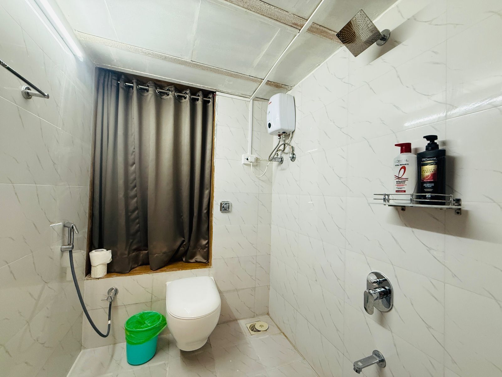 Dusj, håndklær, såpe og sjampo