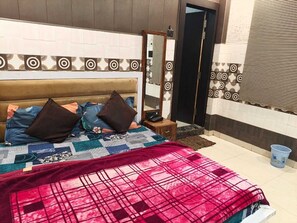 Deluxe Room, City View | Desk, free WiFi - Hotel Royal Castle (Kanpur)
