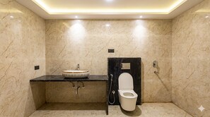 Shower, towels, soap - Hotel Royal Castle (Kanpur)