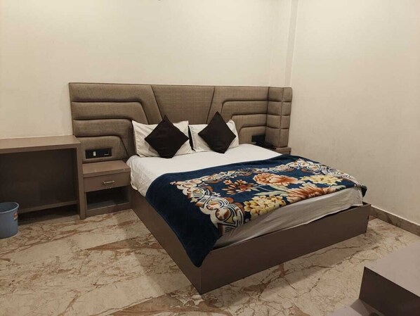 Desk, free WiFi - Hotel Royal Castle (Kanpur)