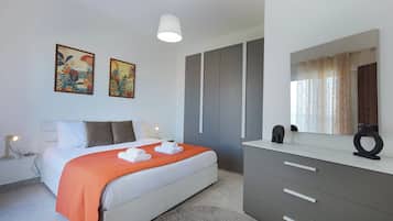 Penthouse - utsikt mot staden | MörklÀggningsgardiner, strykjÀrn/strykbrÀda och gratis wi-fi