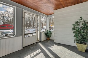 Interior - Fish, Sip & Explore! Home < 1 Mi to Cayuga Lake (Seneca Falls)