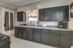 Kahvin-/teenkeitin, keittoastiat/astiat/ruokailuvälineet