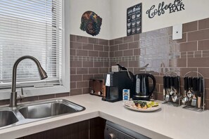 Fridge, microwave, oven, stovetop - Spacious 3-Bed Townhouse in Coburg (Coburg)