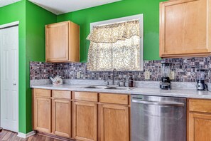 Kjøleskap, mikrobølgeovn, kokeplater og oppvaskmaskin