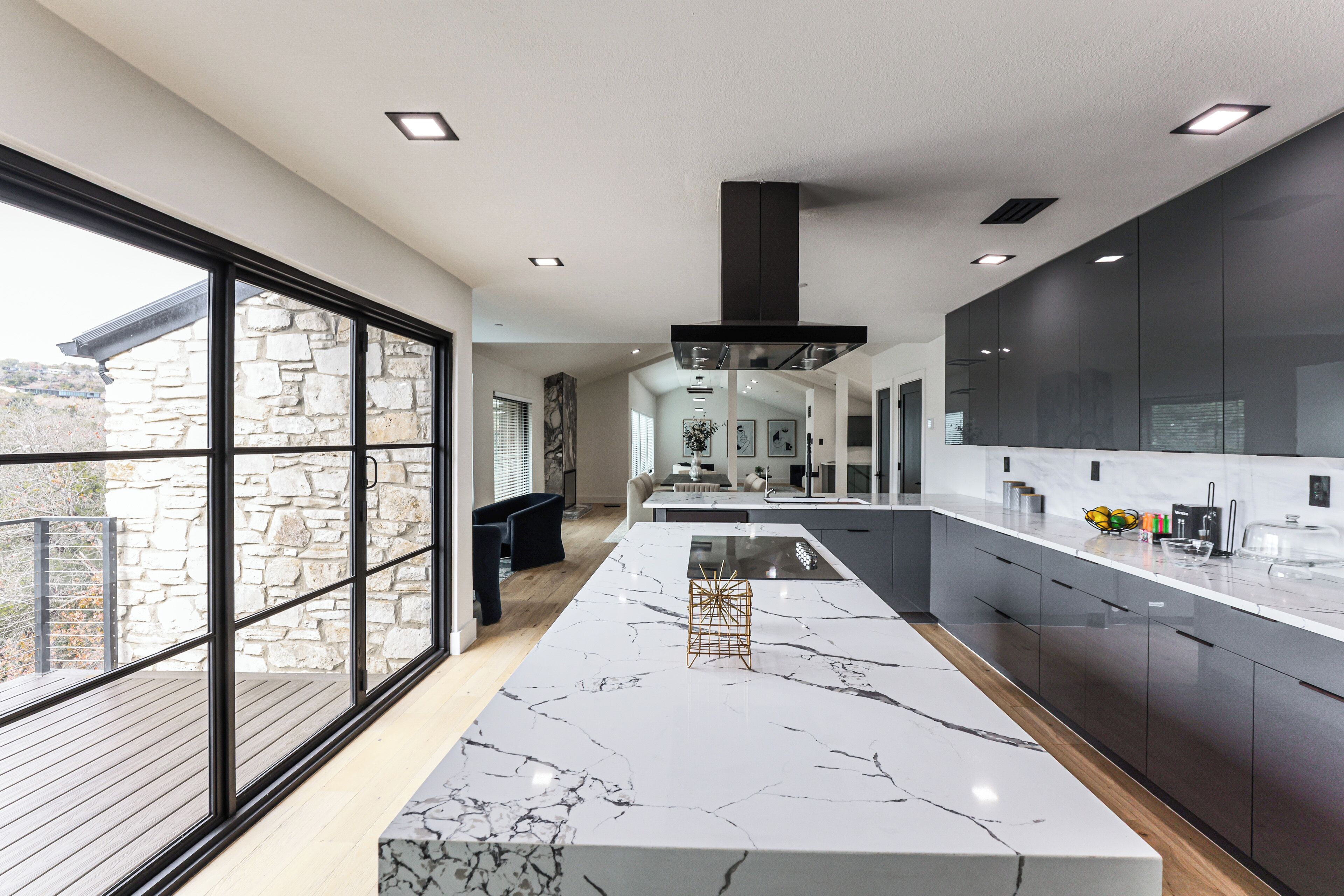 Frigorifero, microonde, piano cottura, lavastoviglie