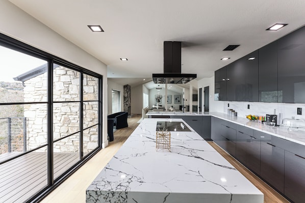 Fridge, microwave, stovetop, dishwasher - Luxurious Austin Hideaway! 4,400-Sq-Ft Estate (Austin)