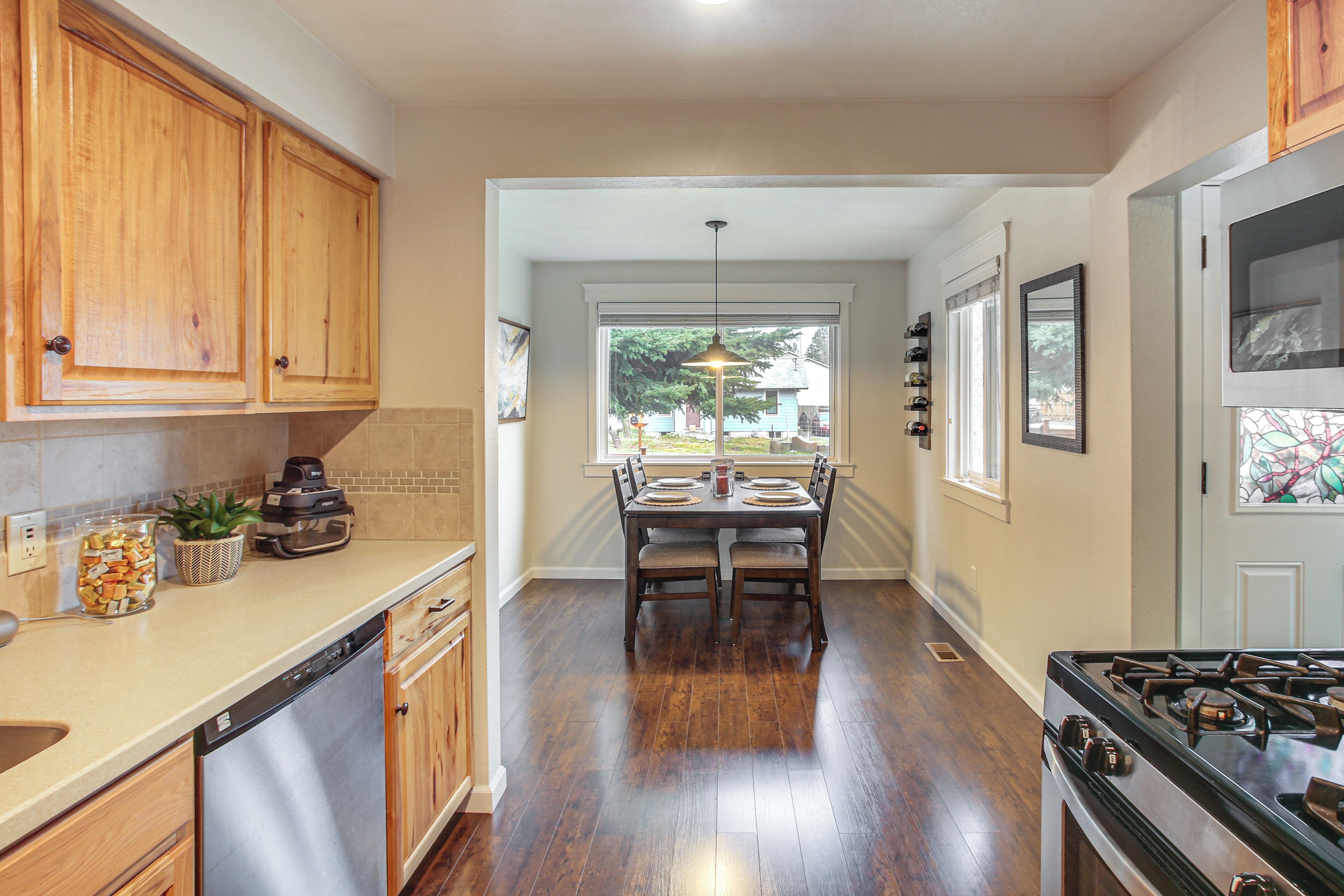 Geladeira, micro-ondas, cooktop, lava-louças