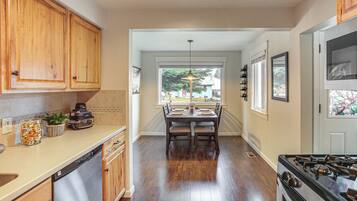 Geladeira, micro-ondas, cooktop, lava-louças