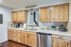 Geladeira, micro-ondas, cooktop, lava-louças