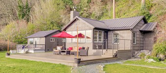 Private 3-Acre Beach! Family Retreat in Freeland