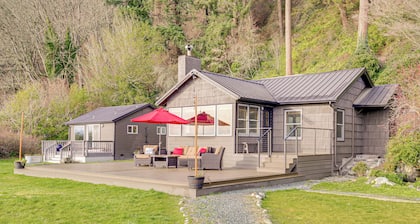 Private 3-Acre Beach! Family Retreat in Freeland