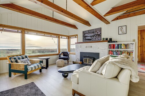 Private 3-Acre Beach! Family Retreat in Freeland