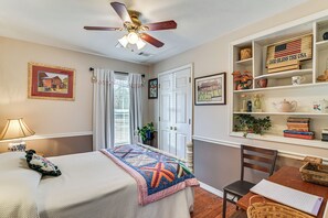 Een strijkplank/strijkijzer, internet, beddengoed