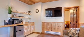 Woodsy Alton Couple's Retreat Near Bryce Canyon