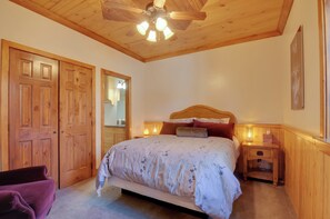 Tabla de planchar con plancha, internet y ropa de cama 