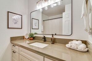 Sèche-cheveux, serviettes fournies