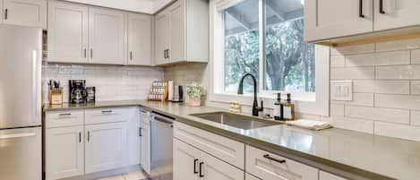 ثلاجة، موقد طهي مسطح، غسالة أطباق، ماكينة لصنع القهوة/الشاي