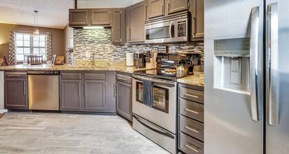 'Castlerea Casa!' Columbus Area Home w/ Yard