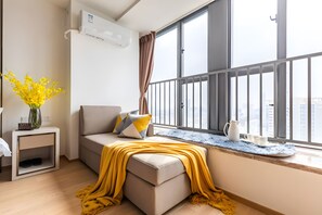 Quarto casal superior | Espaço de trabalho para notebook, ferros/tábuas de passar roupa