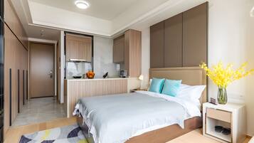 Habitación doble superior | Espacio para trabajar con un portátil y tabla de planchar con plancha