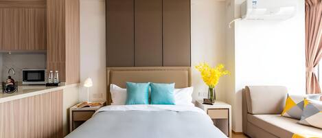 Kahden hengen superior-huone | Kannettavalle tietokoneelle sopiva työtila, silitysrauta/-lauta