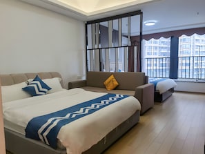 Habitación cuádruple familiar | Espacio para trabajar con un portátil y tabla de planchar con plancha