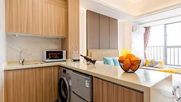 Habitación doble superior | Espacio para trabajar con laptop y tabla de planchar con plancha
