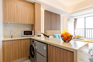 Habitación doble superior | Espacio para trabajar con un portátil y tabla de planchar con plancha