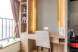 Quarto casal superior | Espaço de trabalho para notebook, ferros/tábuas de passar roupa