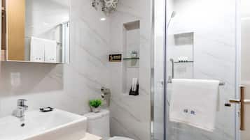 Superior-Doppelzimmer | Badezimmer | Dusche, Haartrockner, Hausschuhe, Handtücher