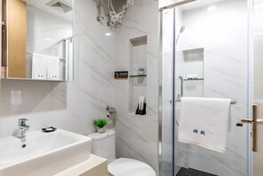 Superior tweepersoonskamer | Badkamer | Een douche, een haardroger, pantoffels, handdoeken