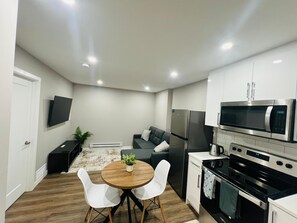 Geladeira, micro-ondas, fogão, cooktop