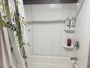 Haartrockner, Handtücher, Seife, Shampoo