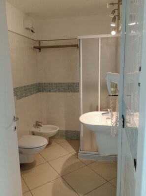 Shower, hair dryer, bidet, toilet paper - M1 - Casa Marina - Bright studio San Remo - Ariston and sea on foot (Sanremo)