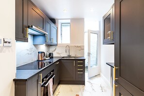 Fridge, microwave, dishwasher, coffee/tea maker - Marylebone Boutique Retreat (London)