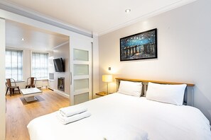 Iron/ironing board, Internet - Marylebone Boutique Retreat (London)