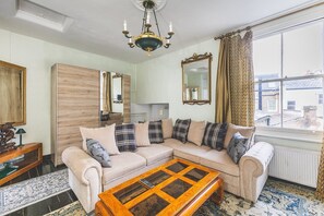 TV - Charming Fulham Hideaway (London)