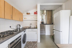Fridge, microwave, coffee/tea maker, toaster - Charming Fulham Hideaway (London)