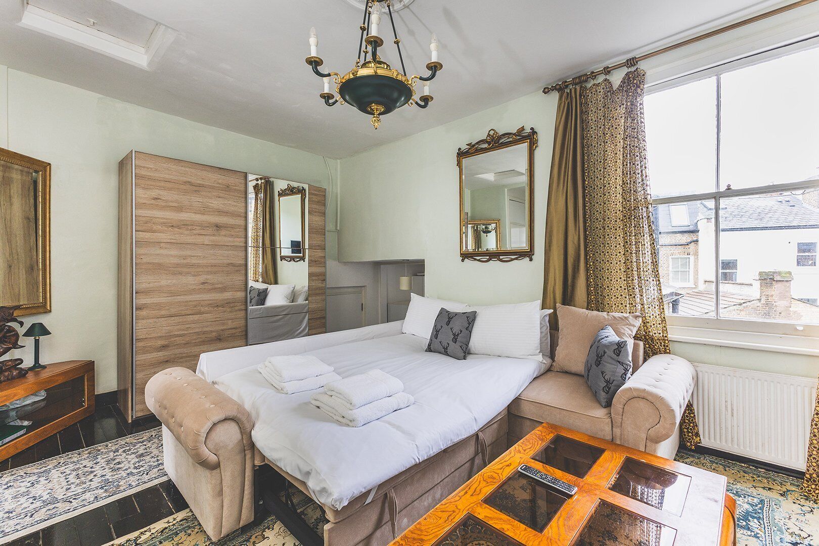 Bureau, fer et planche à repasser, accès Internet