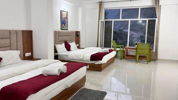 Family Room | Laptop workspace, free WiFi, bed sheets