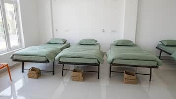 Basic Shared Dormitory | Ruang kerja komputer riba, Wi-fi percuma, cadar katil