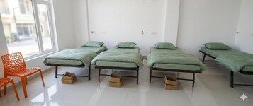Dormitorio compartido básico | Espacio para trabajar con un portátil, wifi gratis, ropa de cama