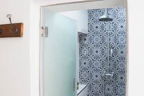 Apartment, City View | Bathroom - Traditional Maisonette - Yard & Jacuzzi (Mgarr)