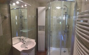 Douche, sèche-cheveux, serviettes fournies, savon