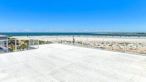 Una terraza en la azotea con vistas despejadas a la playa y al océano.