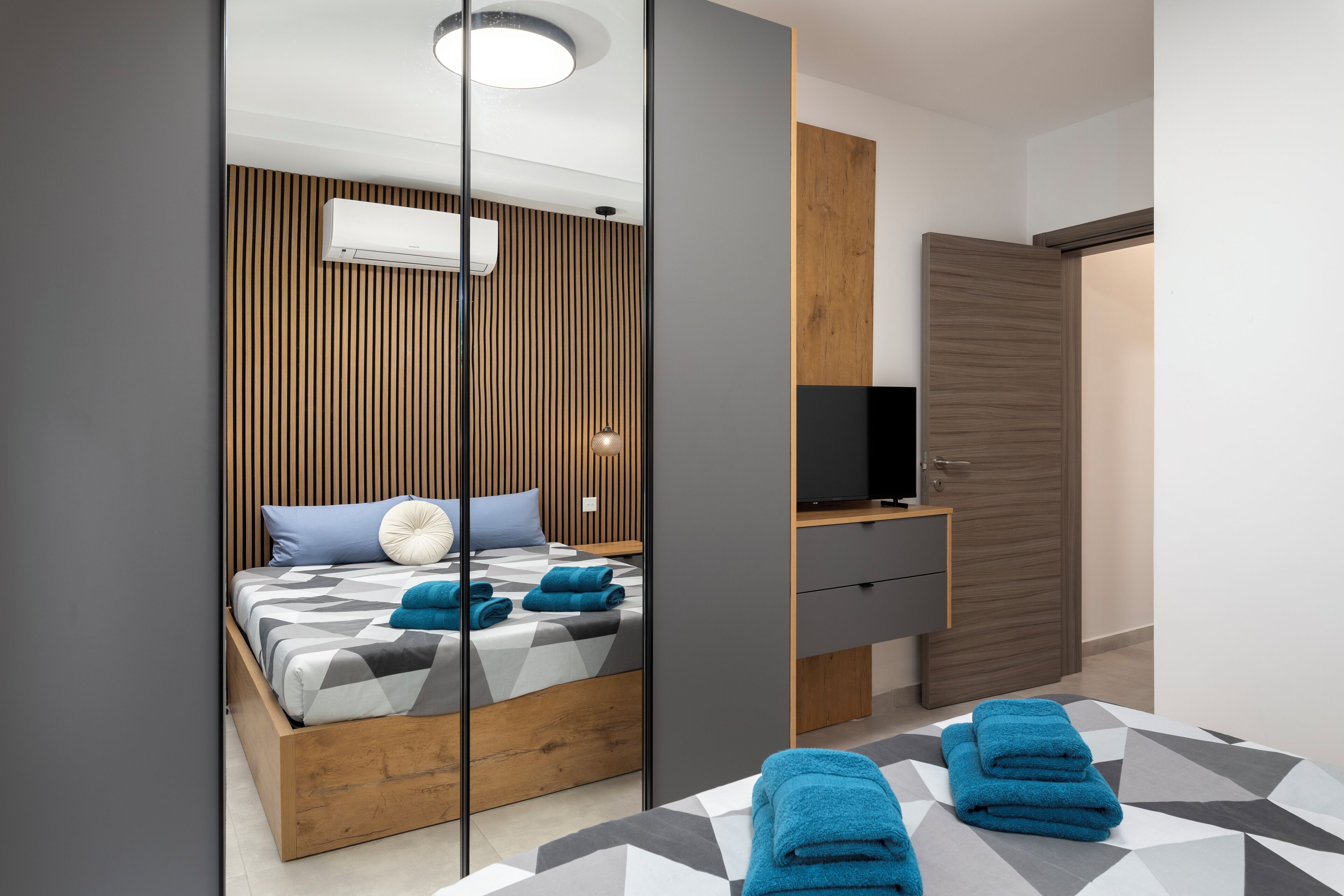 Leilighet, byutsikt | Blendingsgardiner, strykejern/-brett og wi-fi (inkludert)