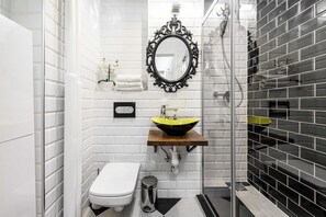 Dusche, Haartrockner, Handtücher