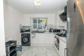 House, 3 Bedrooms | Laundry - Modern Elegant and Spacious 3 Double Bedroom House (Manchester)